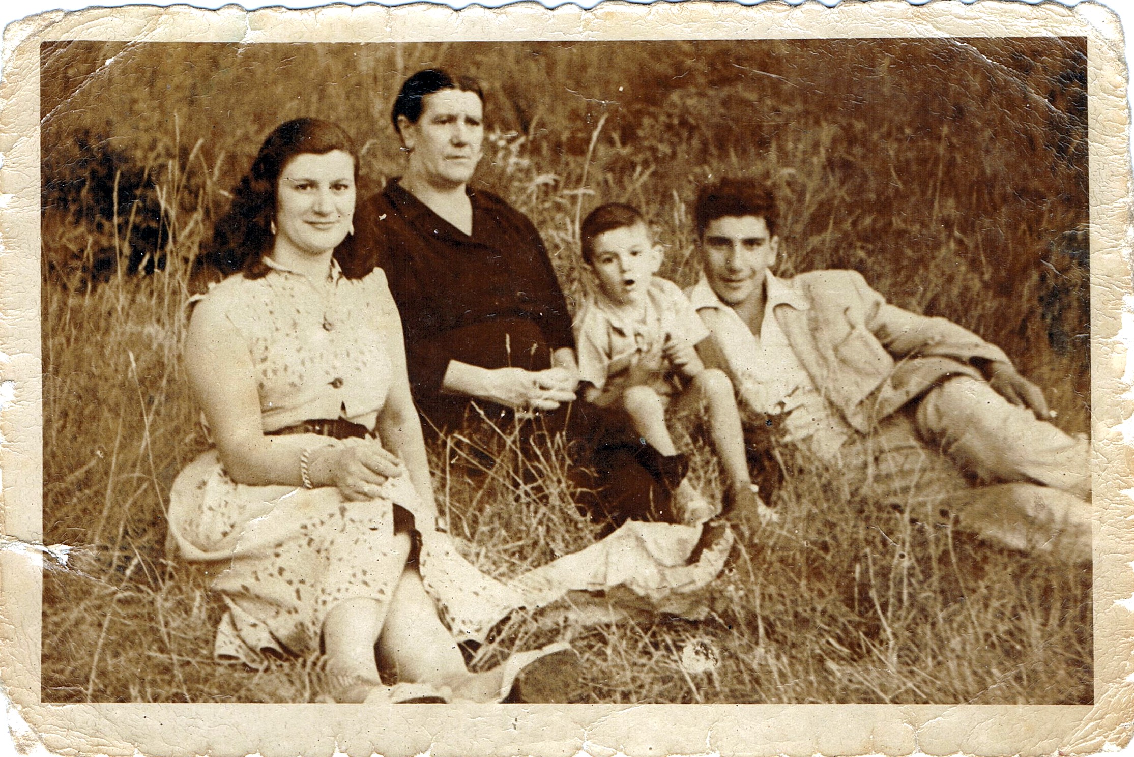 Ampliar: Na romaría da Saleta coa miña avoa Rosa, miña nai e Paulino Nuñez, 1952